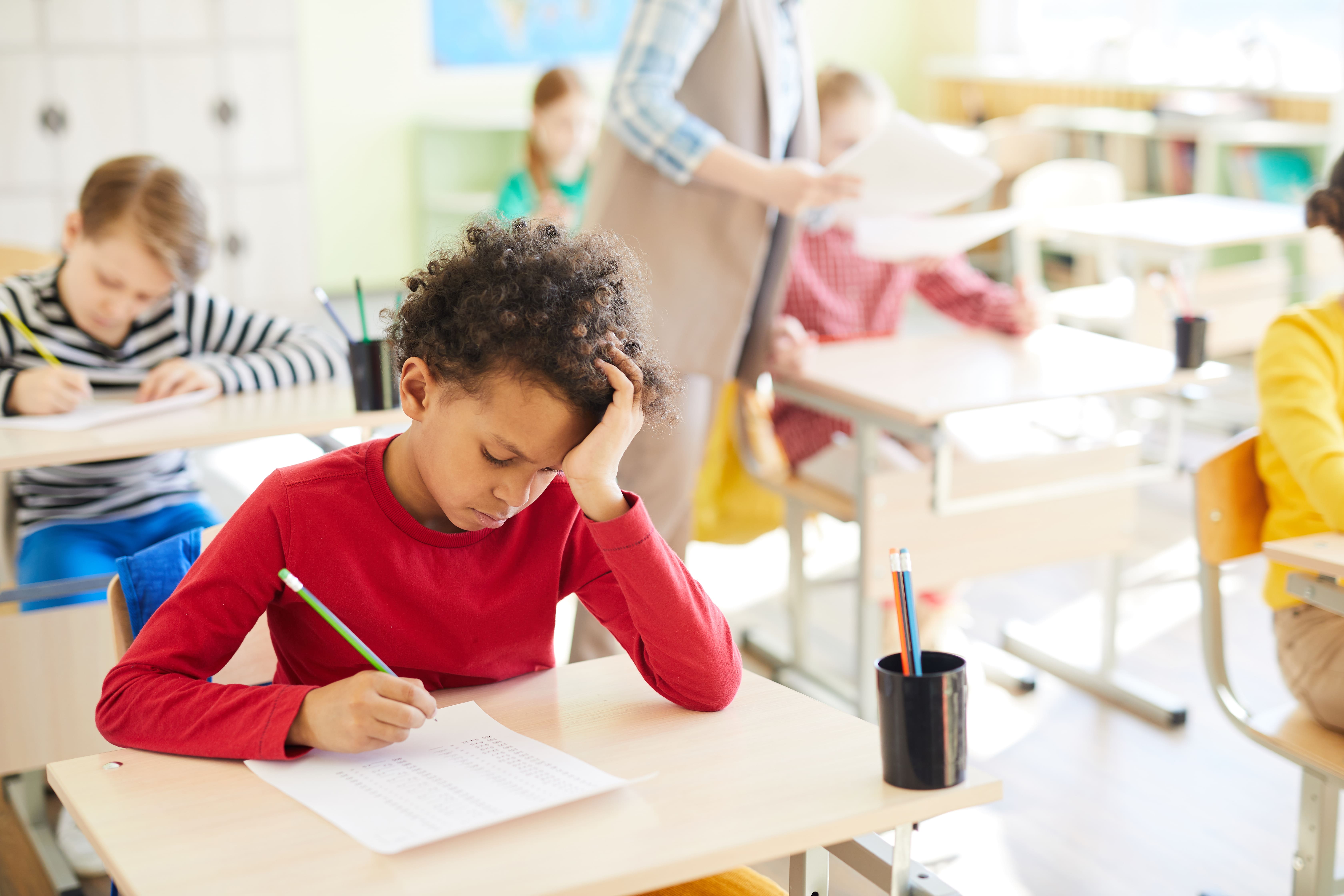 No ambiente escolar, diferentes fatores podem contribuir para que os alunos vivenciem níveis de estresse e ansiedade acima do normal. 