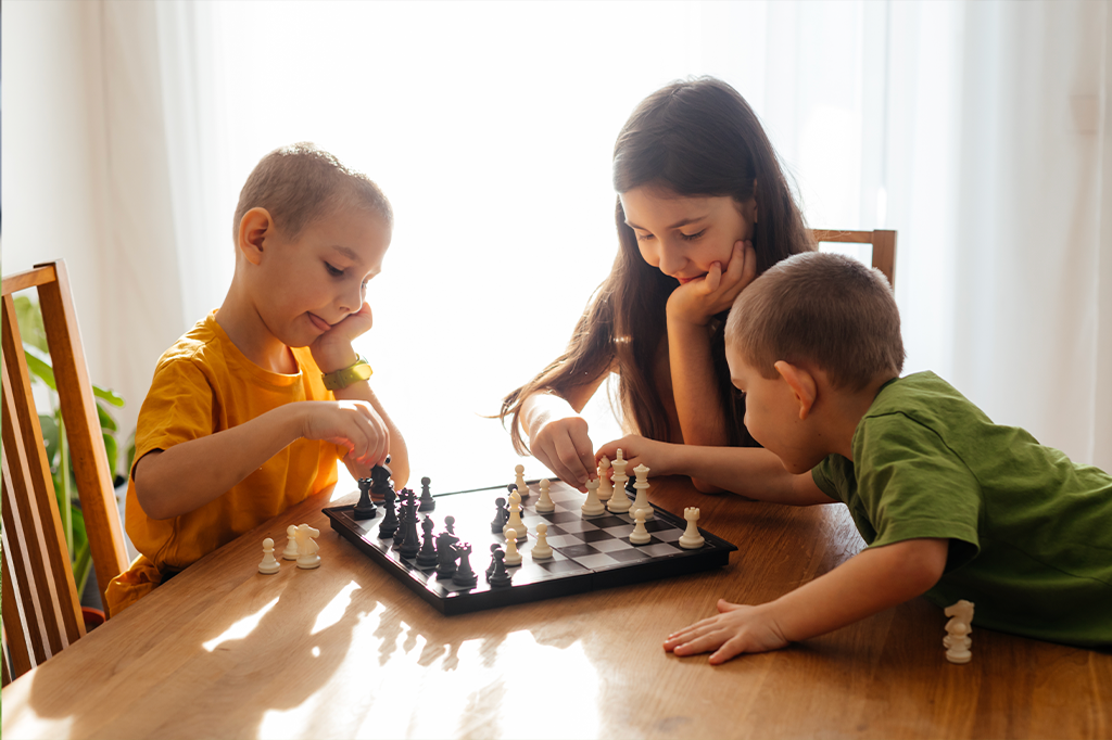 Close-up retrovisor de meninos jogam jogo de tabuleiro de estratégia  educacional com campo preto e bolas coloridas terapia com jogos